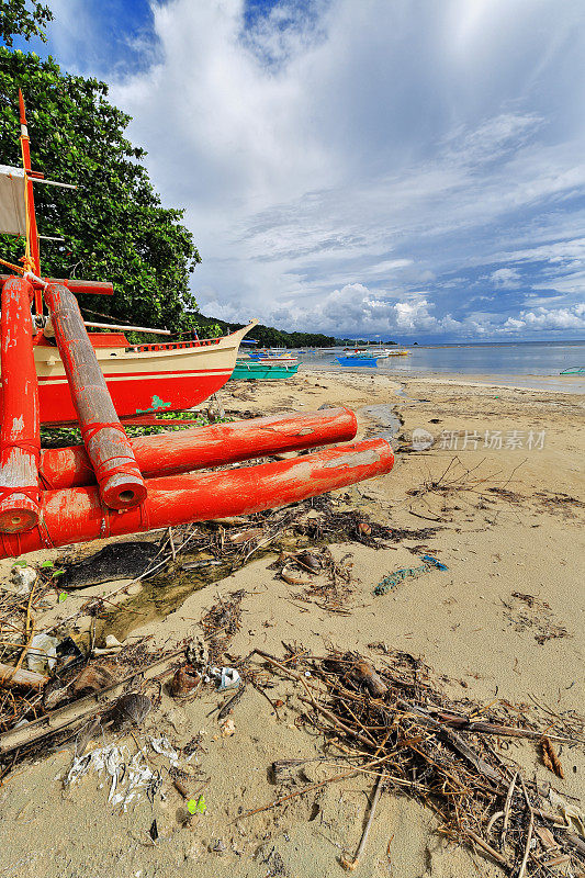 村里的小船或小船上岸。 Punta Ballo 海滩-Sipalay-菲律宾。 0301